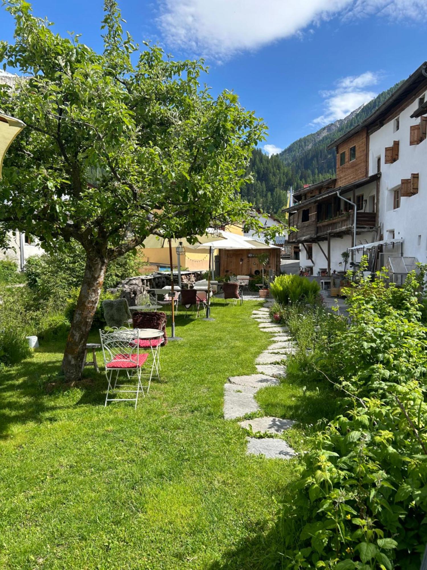 Chasa Jaro Panzió Santa Maria Val Muestair Kültér fotó
